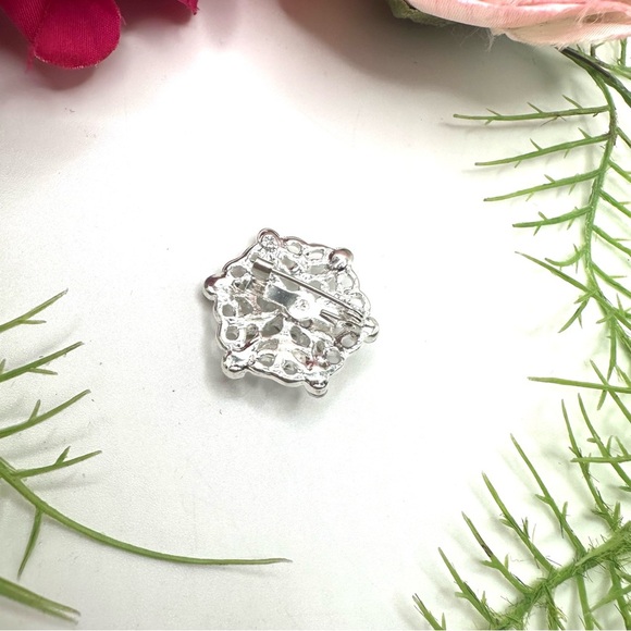 NEW⚜️Classic Crystal Cluster Embellished Brooch - Picture 4 of 5